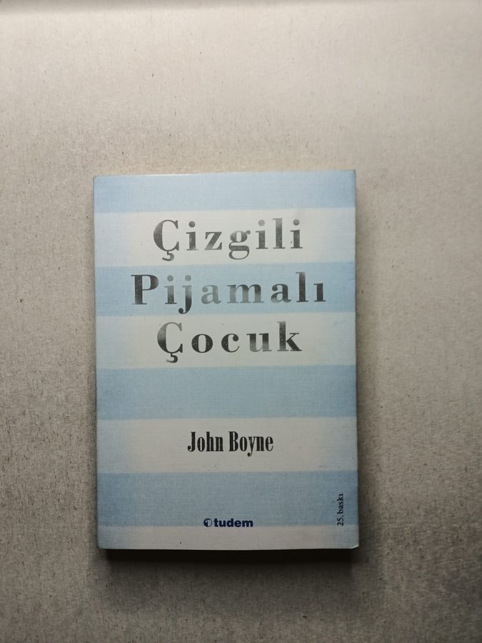 Çizgili Pijamalı Çocuk